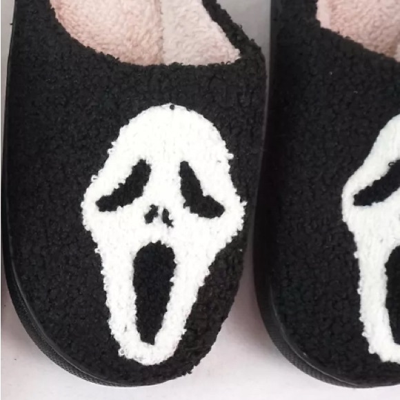 NEW [Shein] “Scream” Mask Villain Warm Slippers Indoor/Outdoor Shoes Sz W 7-8 - Picture 6 of 7